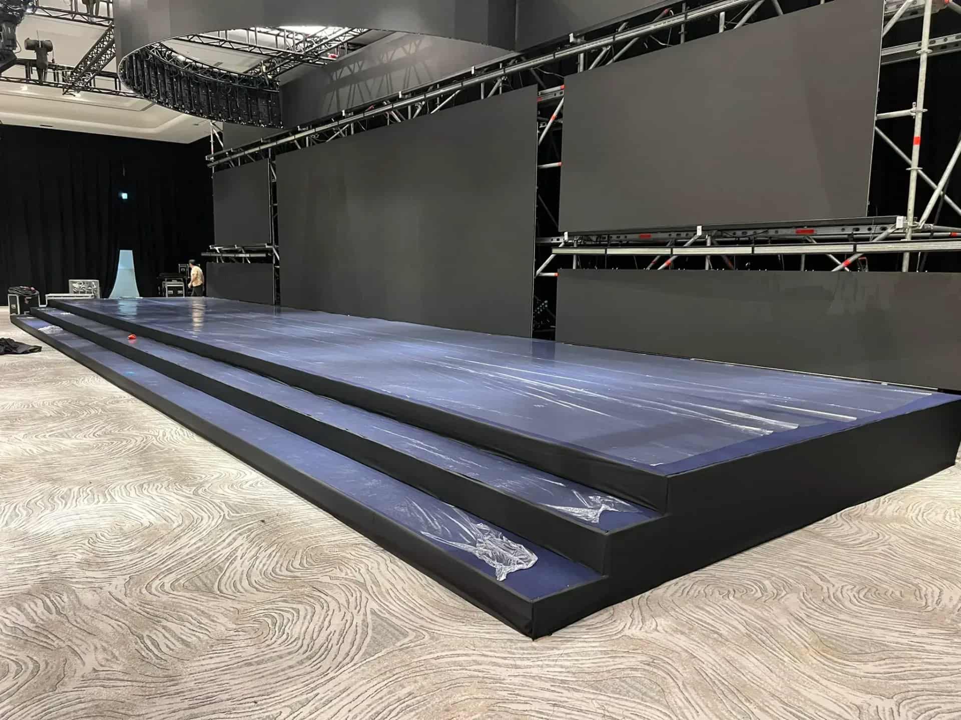 LED ekran ve truss yapısıyla kurulmuş kademeli modüler podyum sahnesi