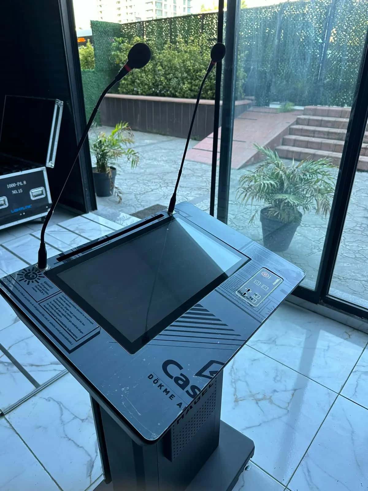 Kurumsal etkinlikte LED ekranlı dijital kürsü kurulumu