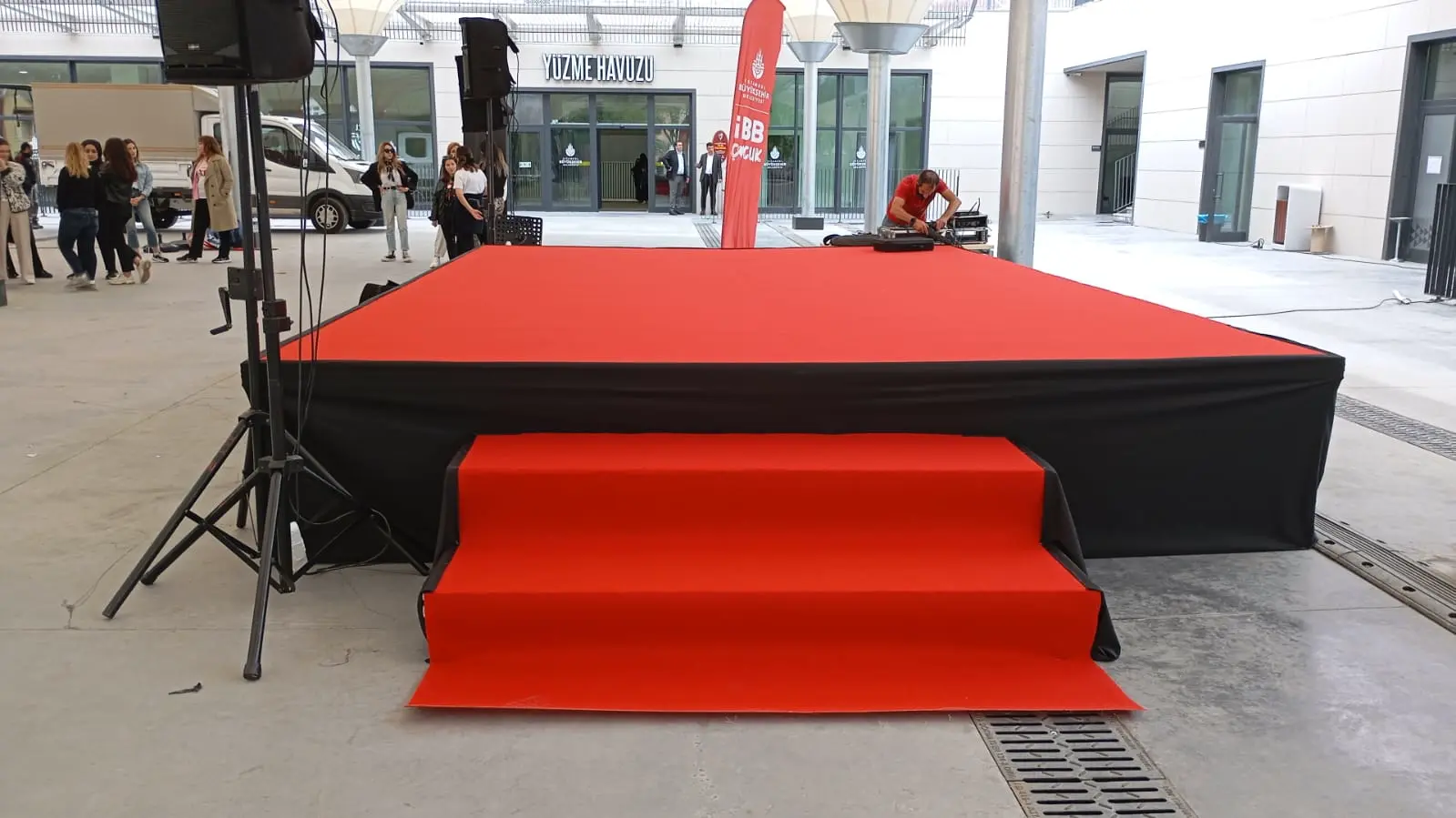 Kurumsal etkinlikte podyum kurulumu