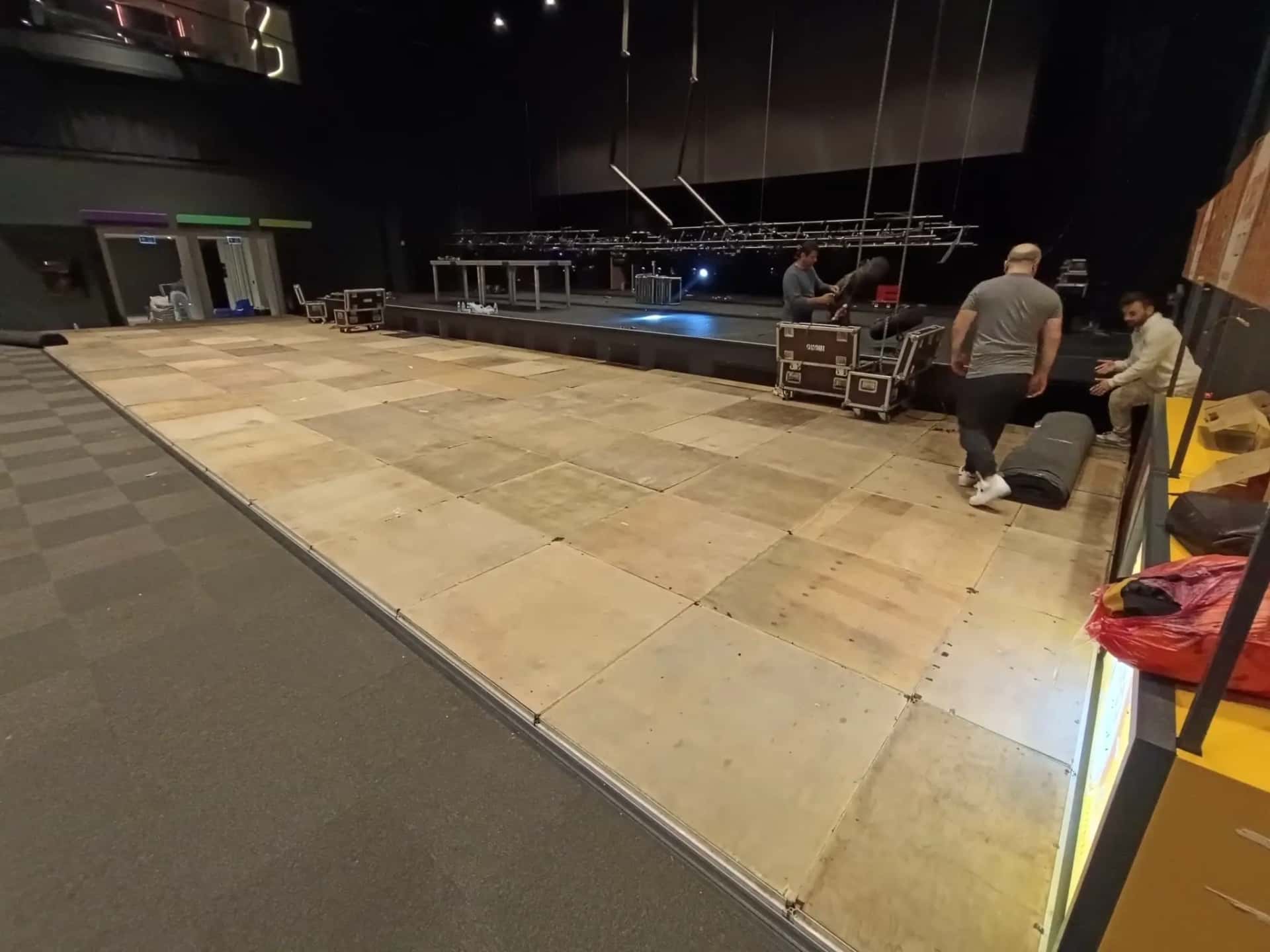 Açık alanda podyum ve sahne yerleşimi