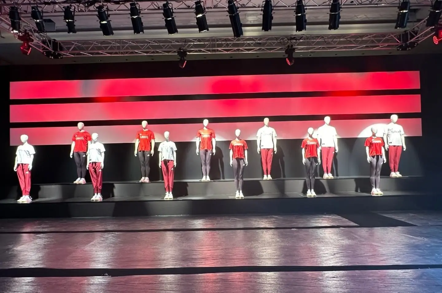 Moda defilesi için profesyonel podyum kurulumu – runway sahne tasarımı