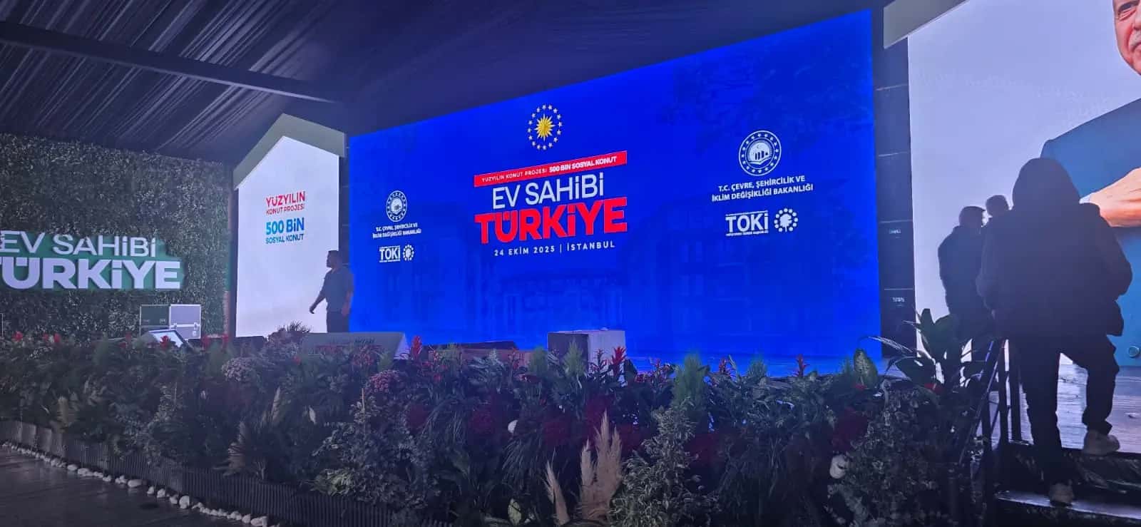 P2 LED ekran ve yeşil duvar dekorlu sahne alanı genel görüntüsü