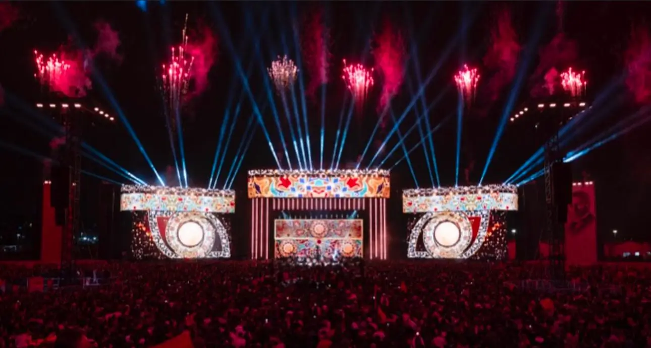 Aluminium truss and rigging setup for outdoor stage