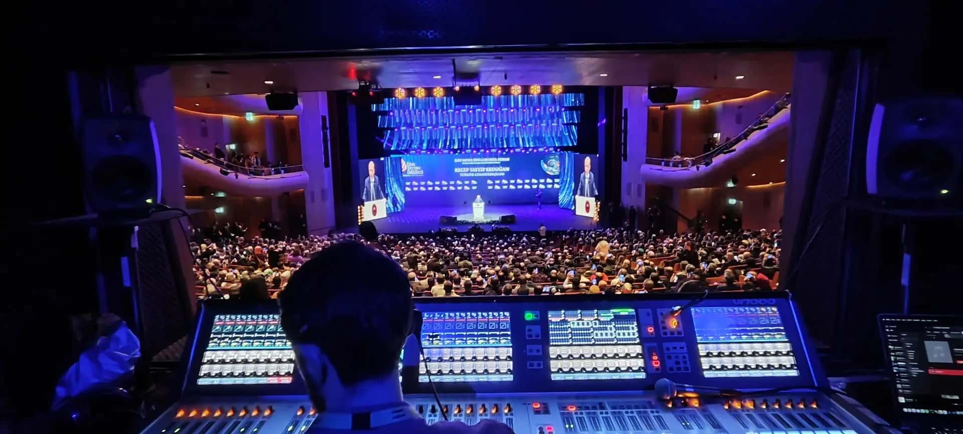 Lighting control desk with DMX programming interface