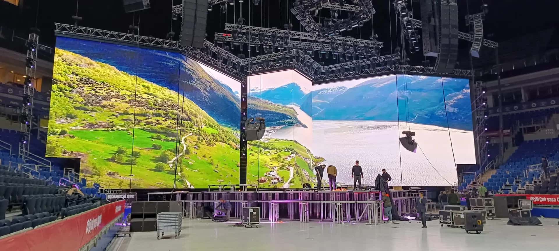Delay tower speaker arrays for large outdoor event