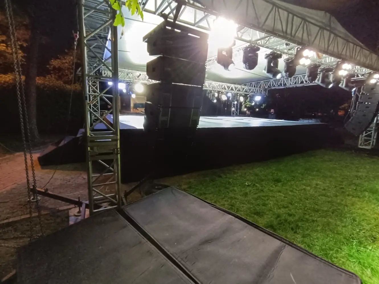 Wireless microphone rack with in-ear monitoring setup
