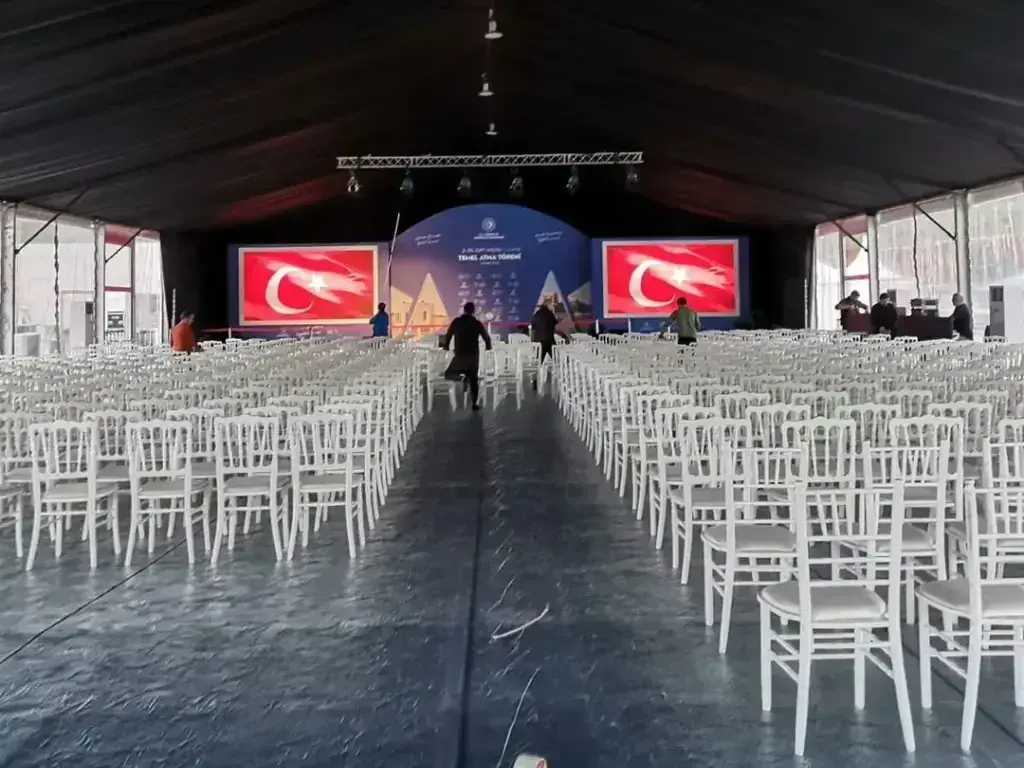 Çadır içinde sahne, LED ekran ve sandalye düzeni
