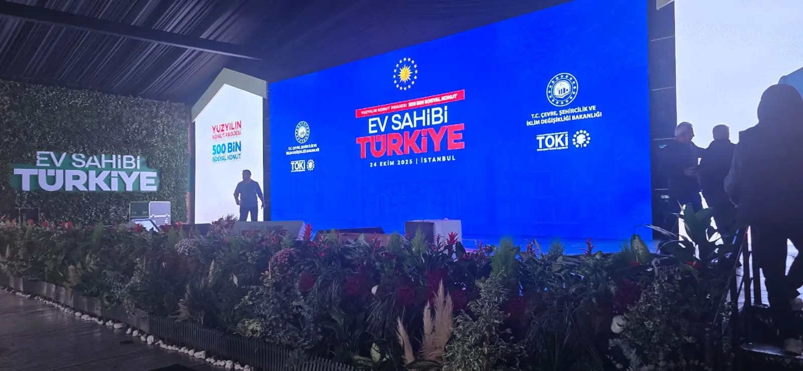 Protokol seviyesi LED sahne kurulumu; P2 çözünürlüklü 24×6 m ana LED ekran ve truss üst yapı görünümü