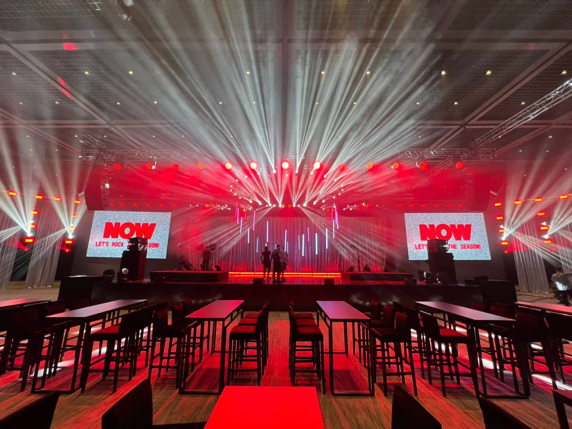 Moving-head lighting rig with stage wash and beam effects