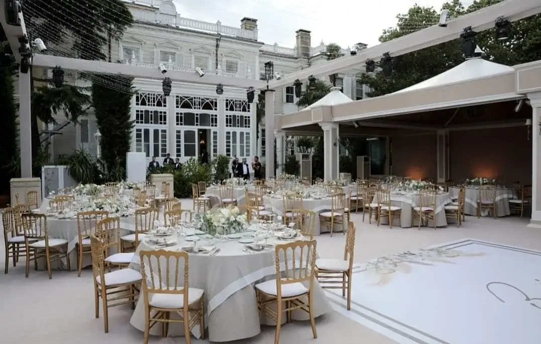 Profesyonel masa sandalye kurulumu - Şık davet düzeni ve dekorasyon