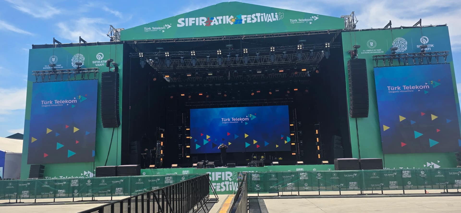 Sahne, LED ekran, line-array ses sistemi ve ışıkla tamamlanan Sahneva festival prodüksiyonu