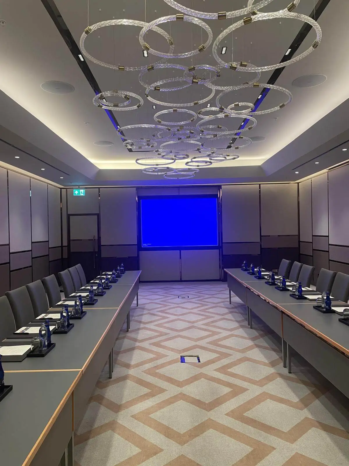 Bayi toplantısı için otel toplantı salonunda U düzeni oturma planı