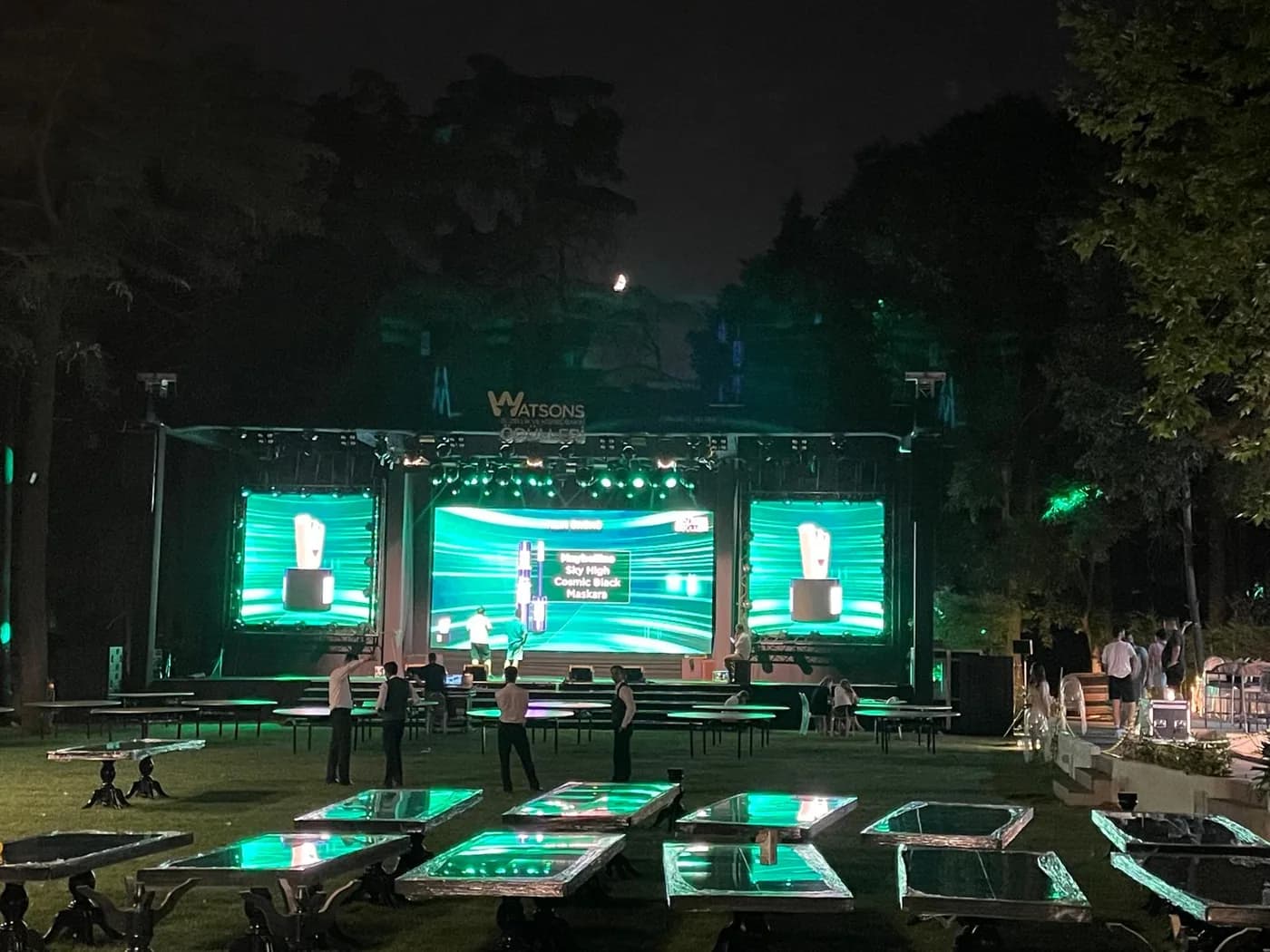 Açık hava etkinliğinde sahne arkasında ve yanlarda kullanılan dış mekan LED ekranlar