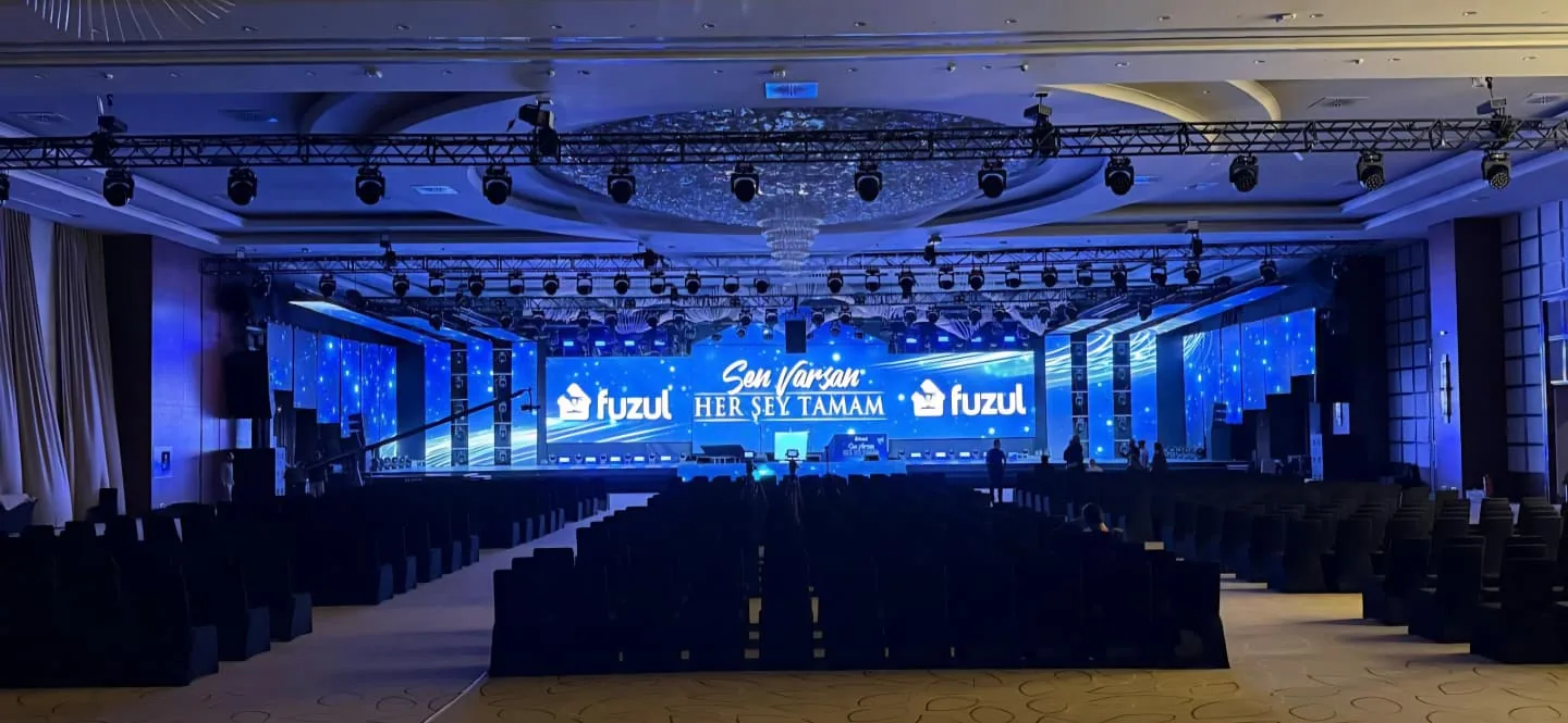Geniş LED ekranlı sahne kurulumu — içerik okunabilirliği ve ekran yerleşimi planlama örneği