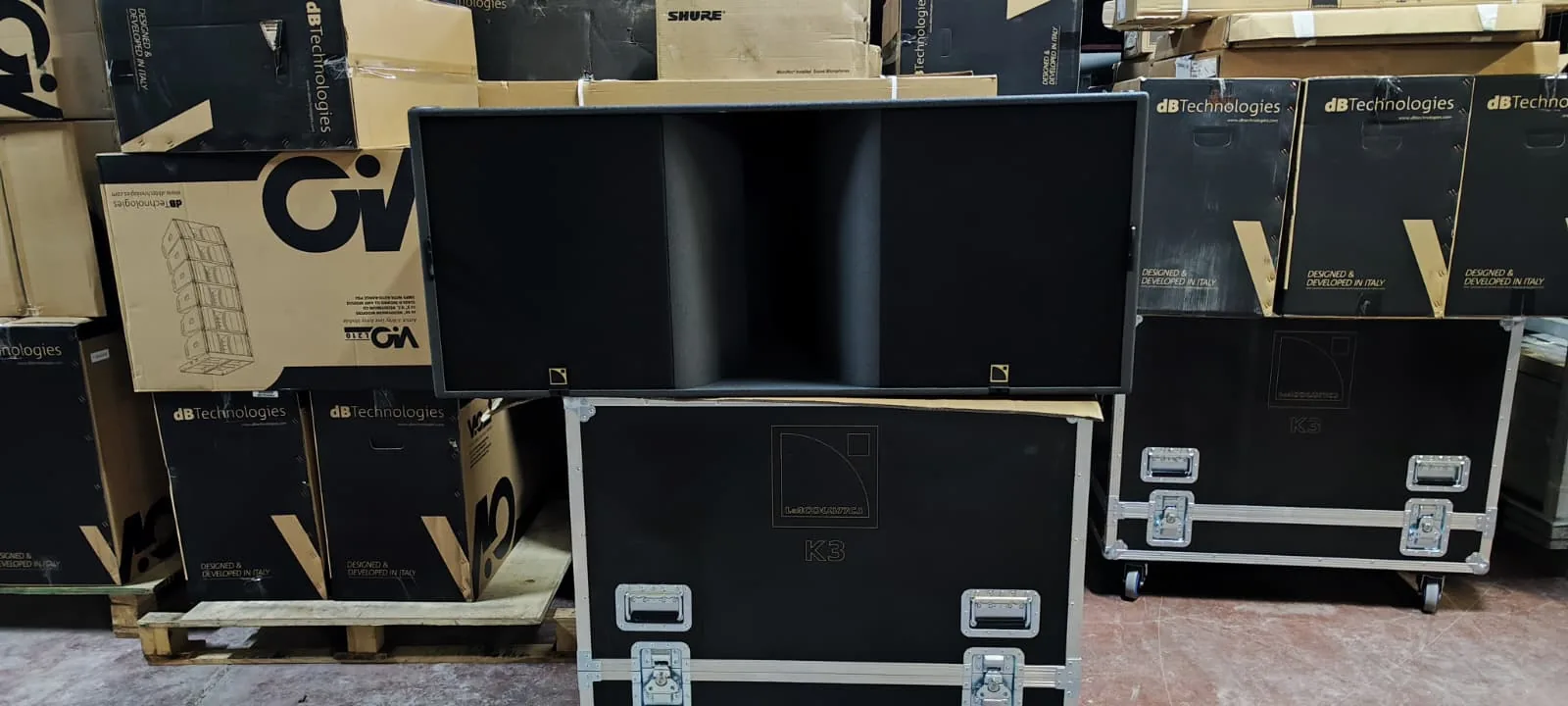 Profesyonel line array hoparlör sistemi — keşifte kapsama ve güç hesabı