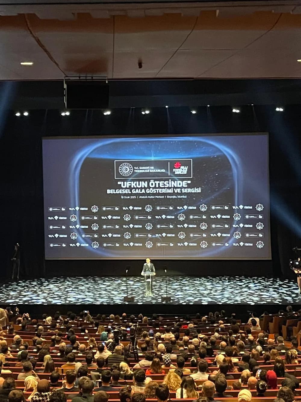 Konferans salonunda geniş LED ekran ve sahne sunumu