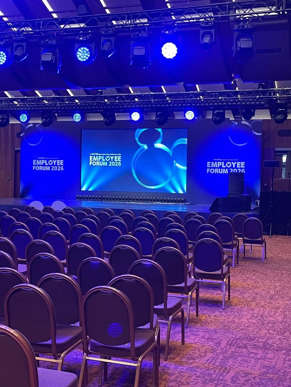 Kurumsal etkinlik salonunda sahne arkasında kullanılan iç mekan LED ekran