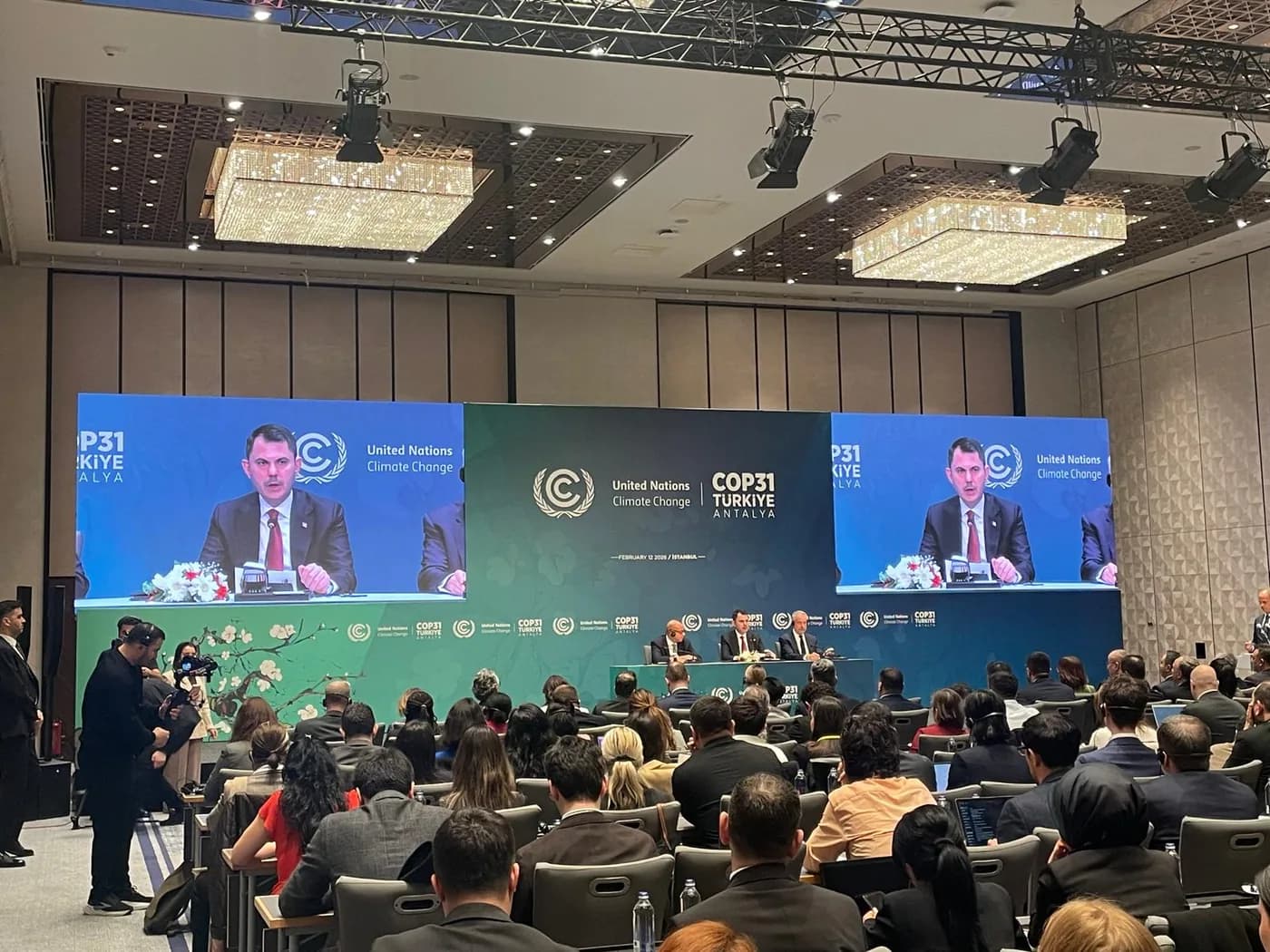 Kurumsal konferansta ana sahne ve yan ekranlardan oluşan LED ekran kurulumu