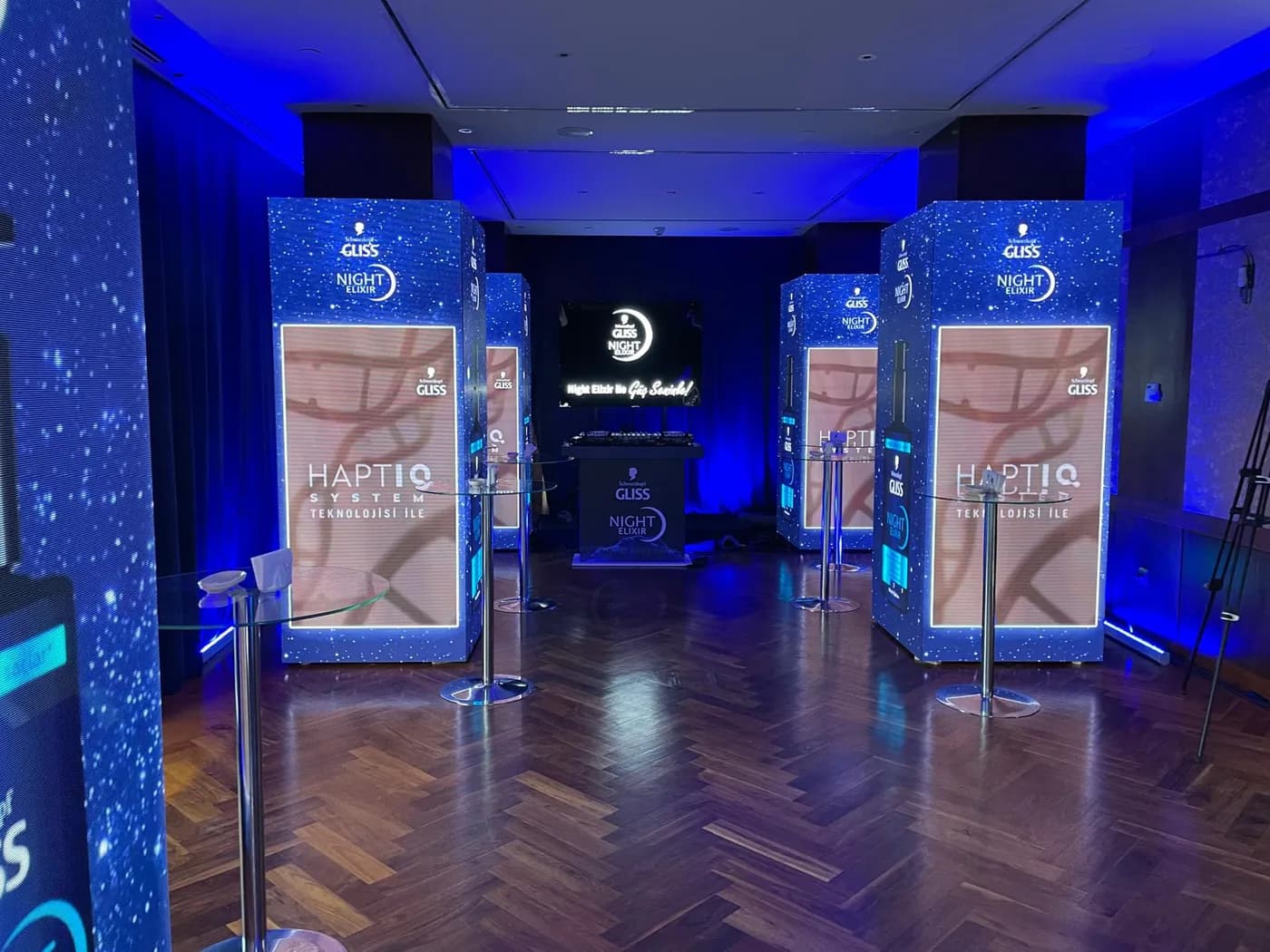 Marka lansmanı alanında dekorla entegre kullanılan LED ekran standları