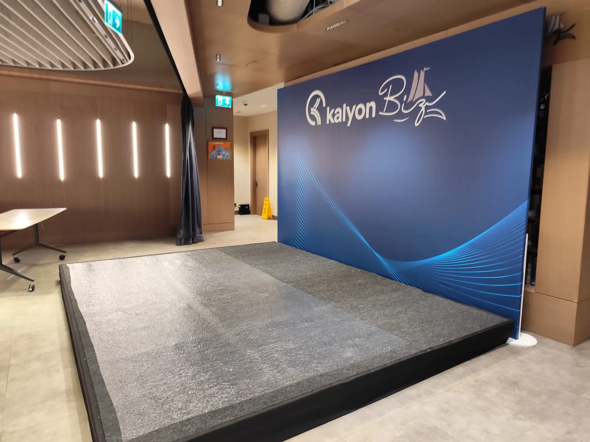 Podyum sahnede hızlı kurulum ve söküm sürecini temsil eden görsel