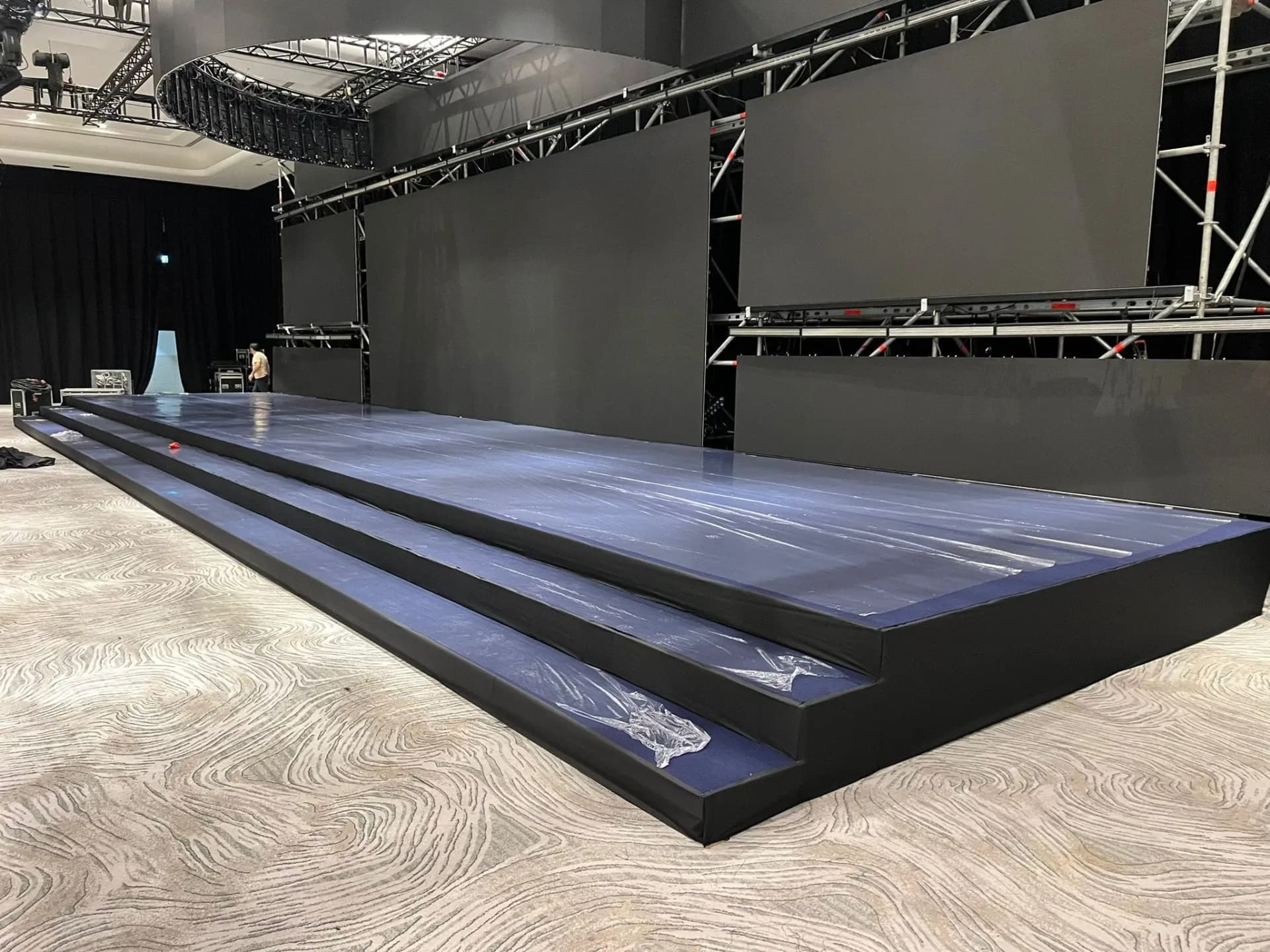 Modüler podyum sahne panelleri ve esnek kurulum yapısı