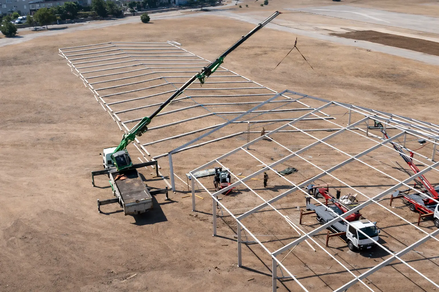 Büyük ölçekli çadır kurulumu - etkinlik alanında profesyonel kurulum