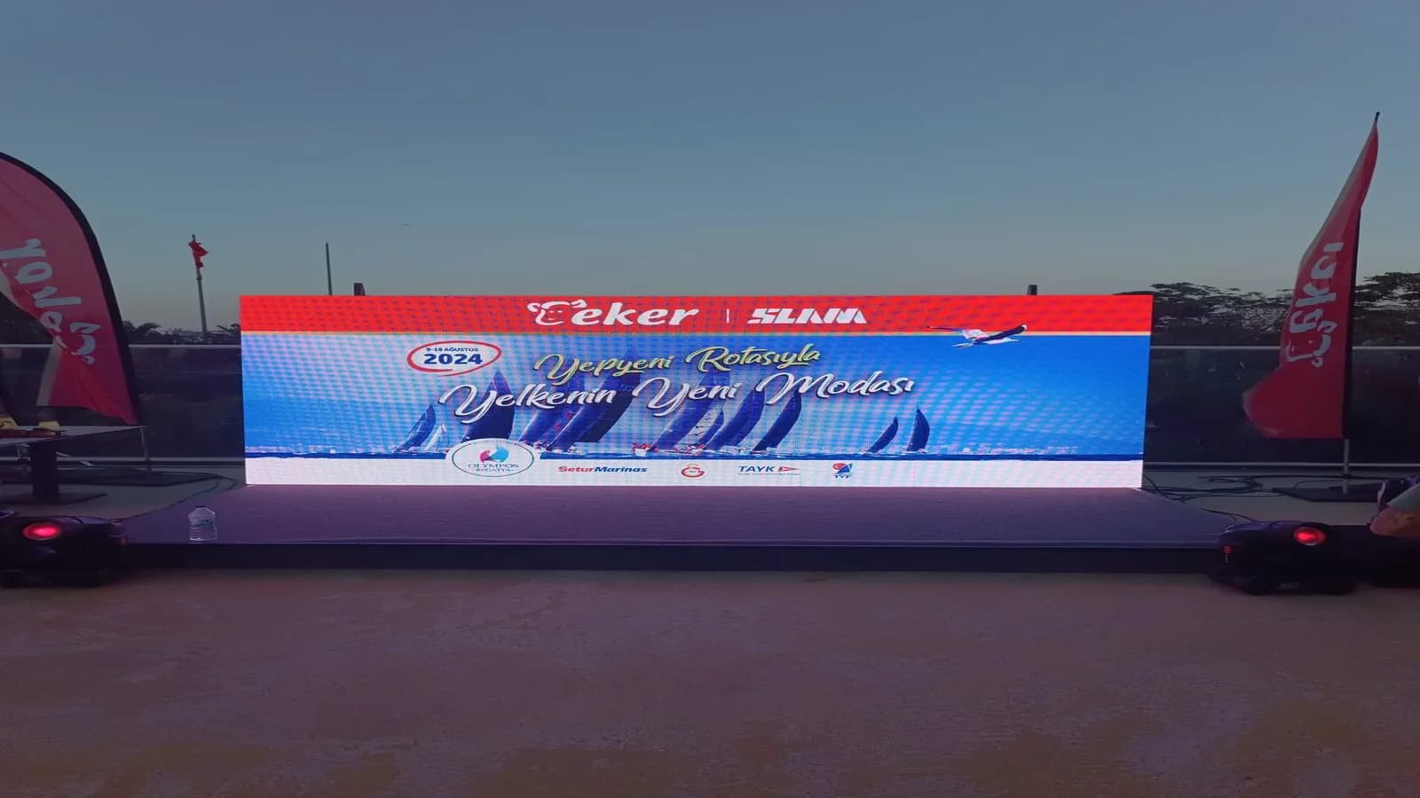 Açık havada sahne önünde kurulan geniş LED ekran