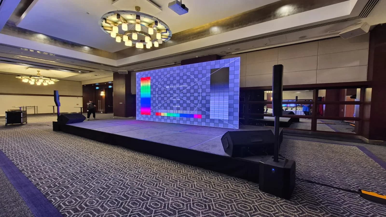 İç mekanda podyum üzerinde test görüntüsüyle kurulan LED ekran