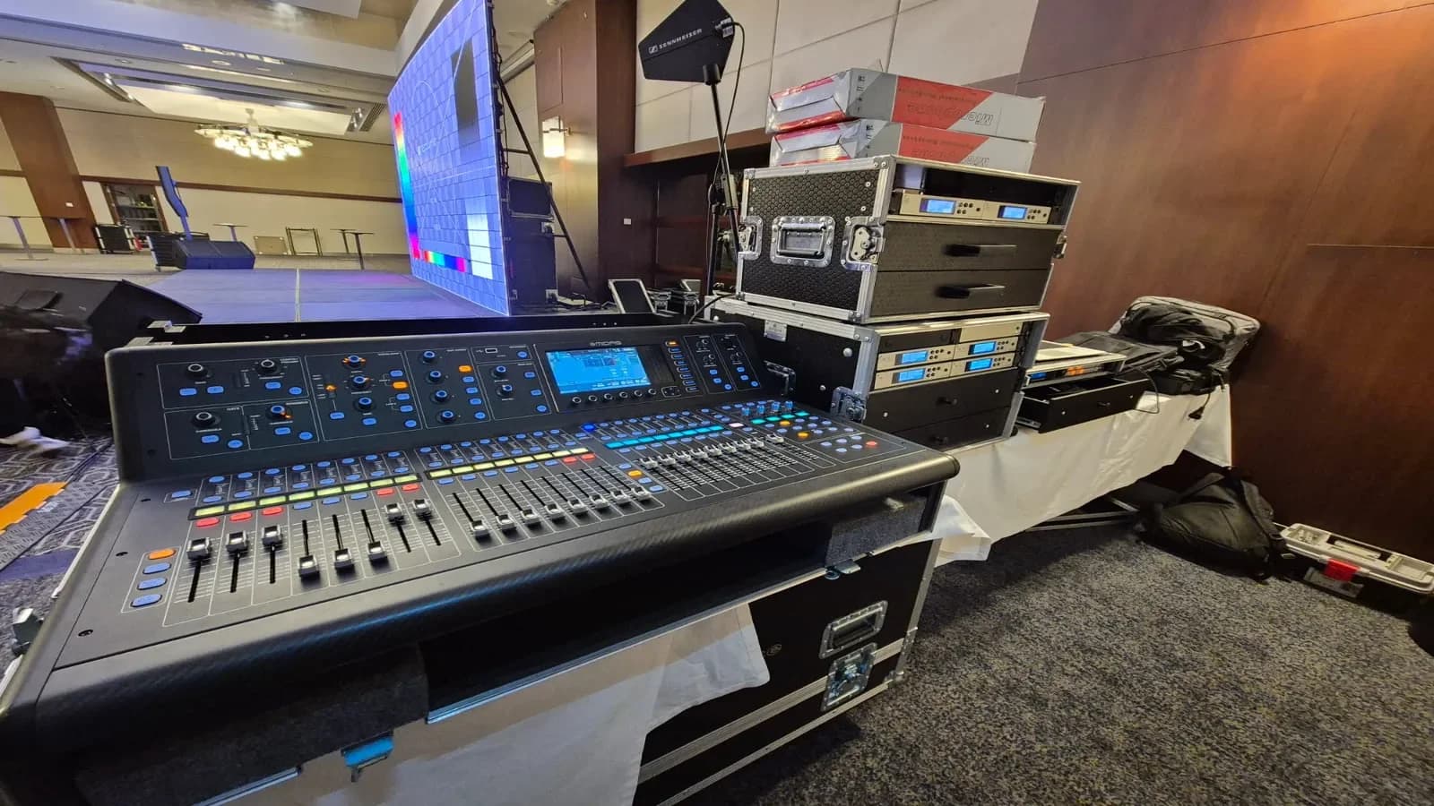 LED ekran kurulumu yanında ses ve kontrol ekipmanları