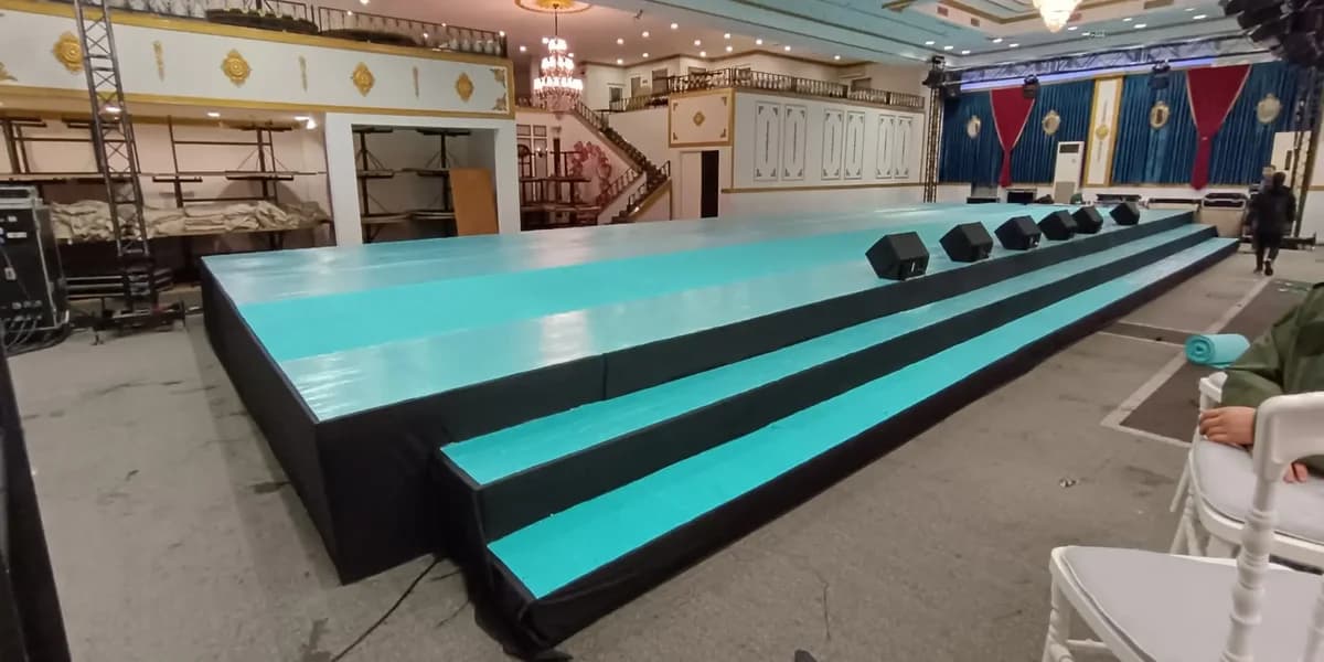 Sahneva - Otel içi kurumsal toplantı sahnesi ve podyum kurulumu