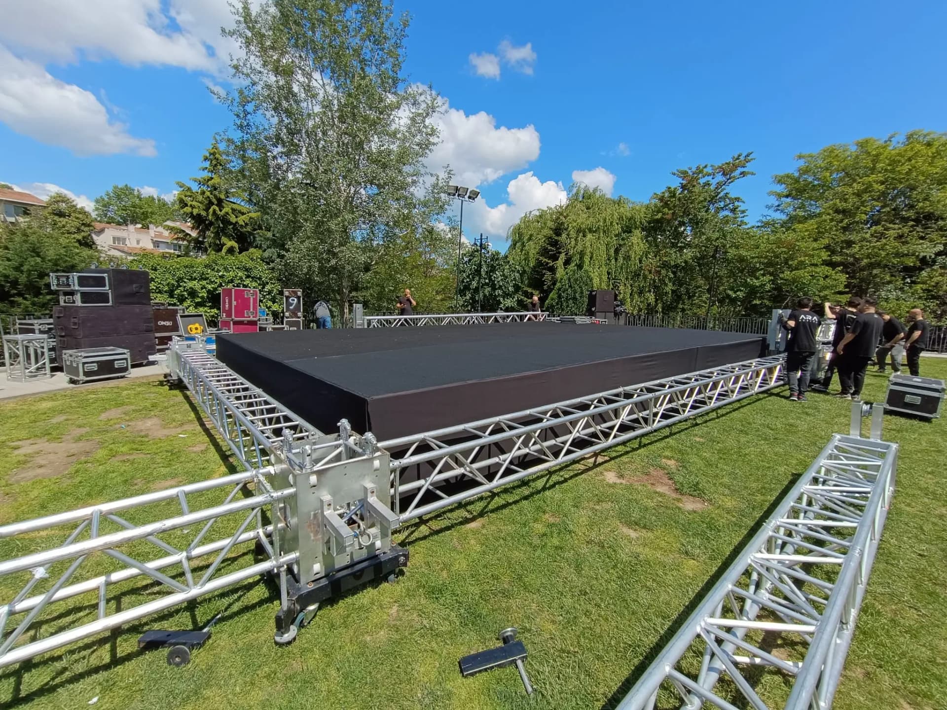 Podyum kurulumunda zemin hazırlığı