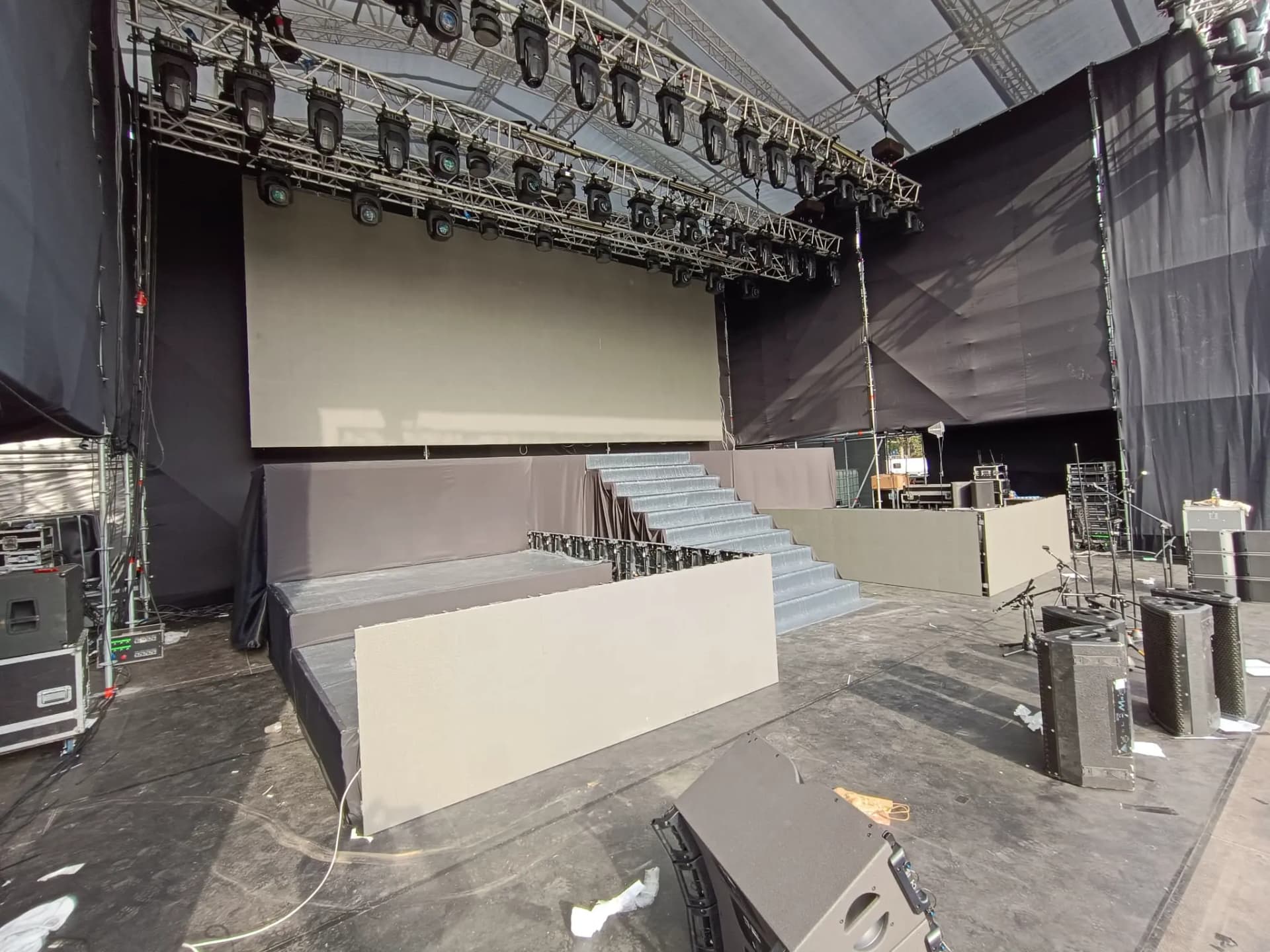 Kapalı alanda beyaz yüzeyli profesyonel podyum kiralama kurulumu