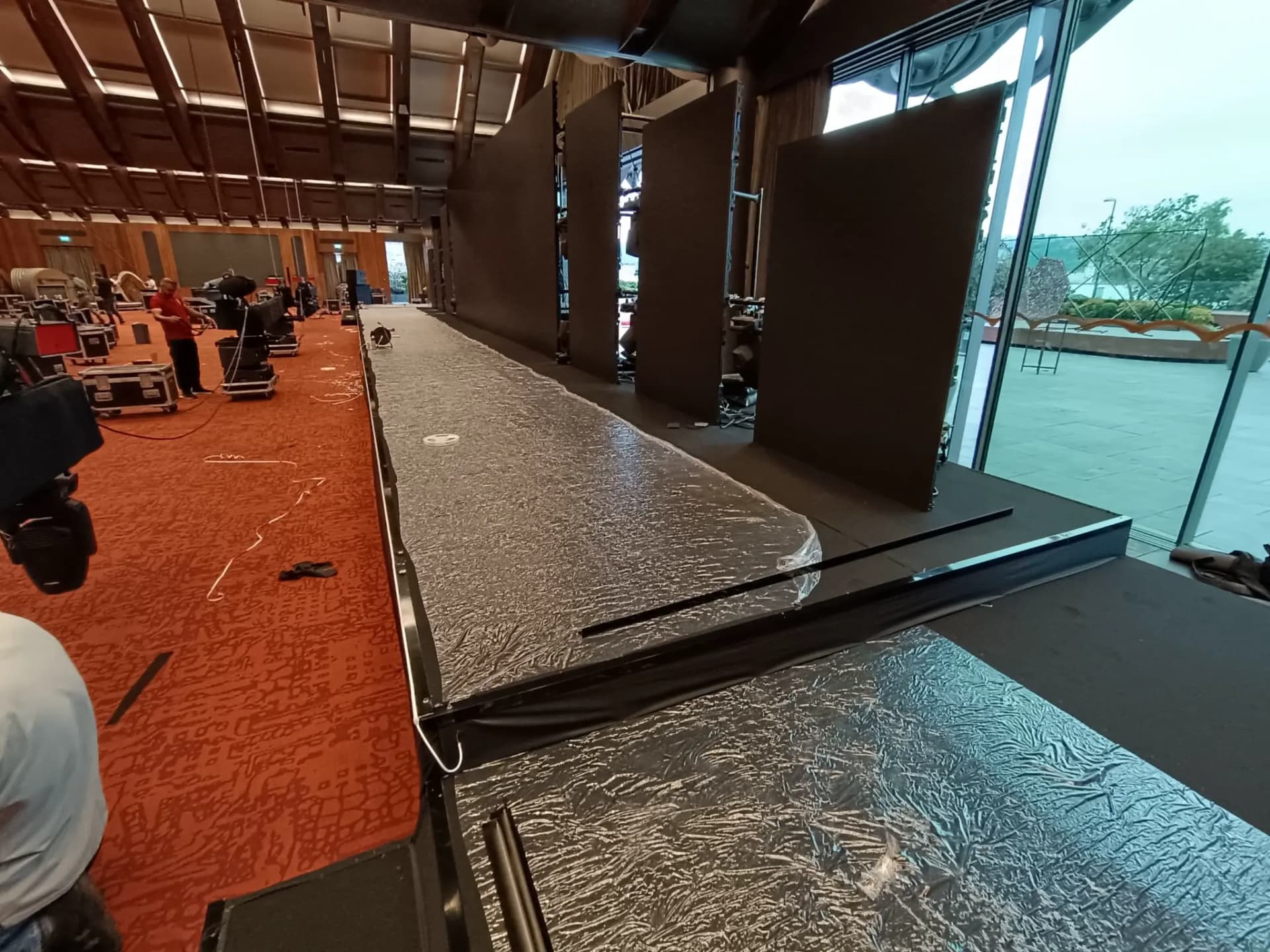 Lansman ve defile için parlak yüzeyli podyum kiralama örneği