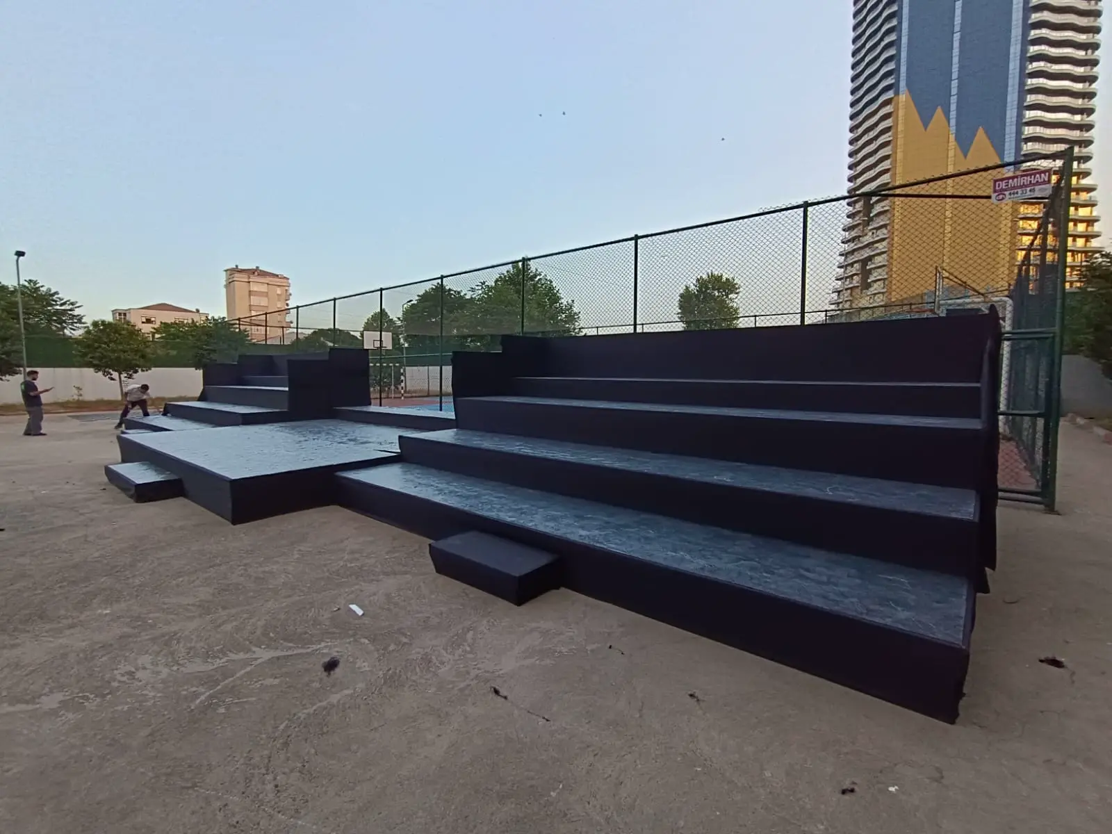 Açık alanda kademeli modüler podyum kiralama uygulaması