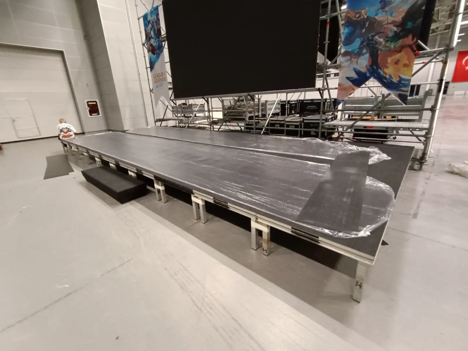 Podyum kiralama öncesi panel, ayak ve yüzey kurulum detayı