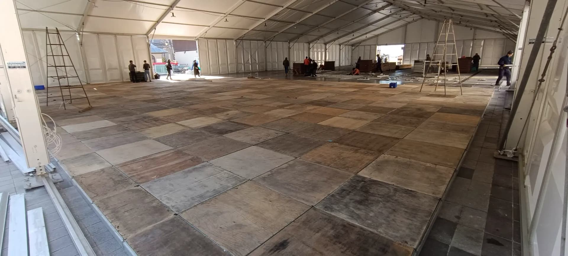 Tamamlanmış podyum uygulamasında kenar bitişi ve yüzey kalitesi