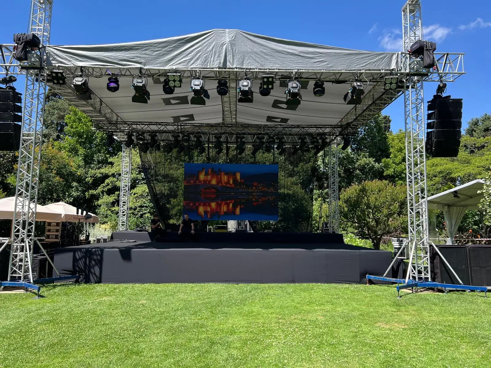 Festival sahnesi geniş alan kurulumu – modüler platform sistemi