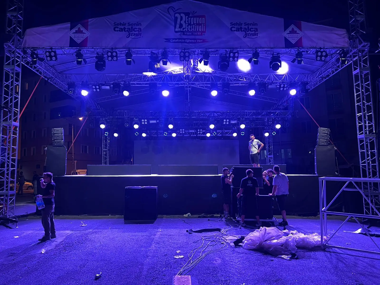 Konser için davul yükselticisi ve teknik platform kurulumu – Sahneva