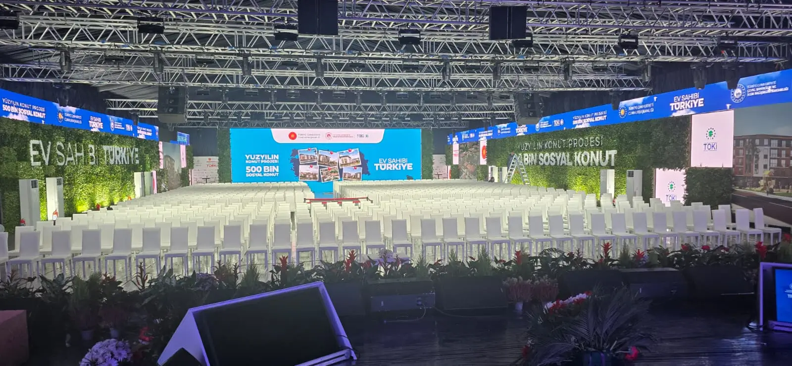 Kurumsal toplantıda konferans sandalyeleri ve masa düzeni