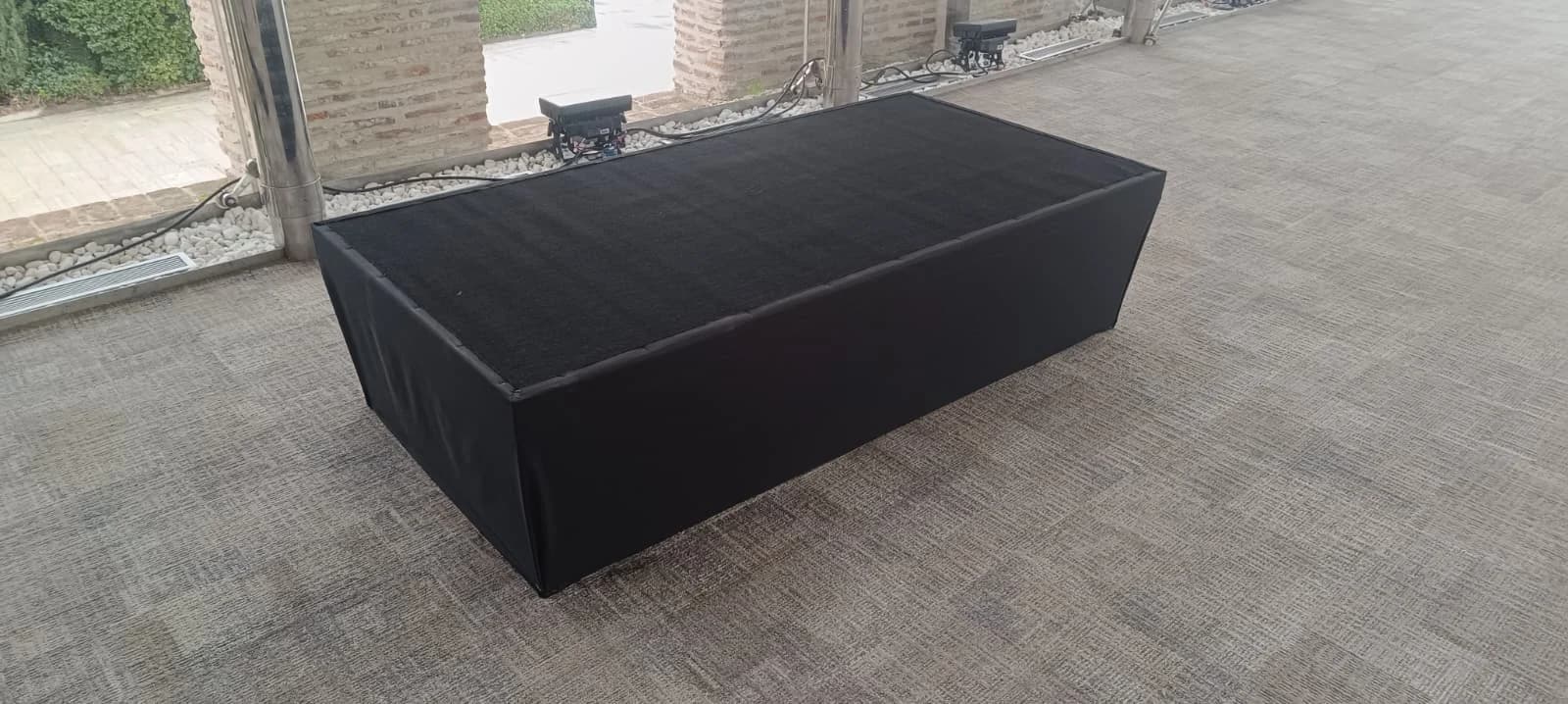 Siyah skirting ile kaplanmış podyum yan yüzeyi
