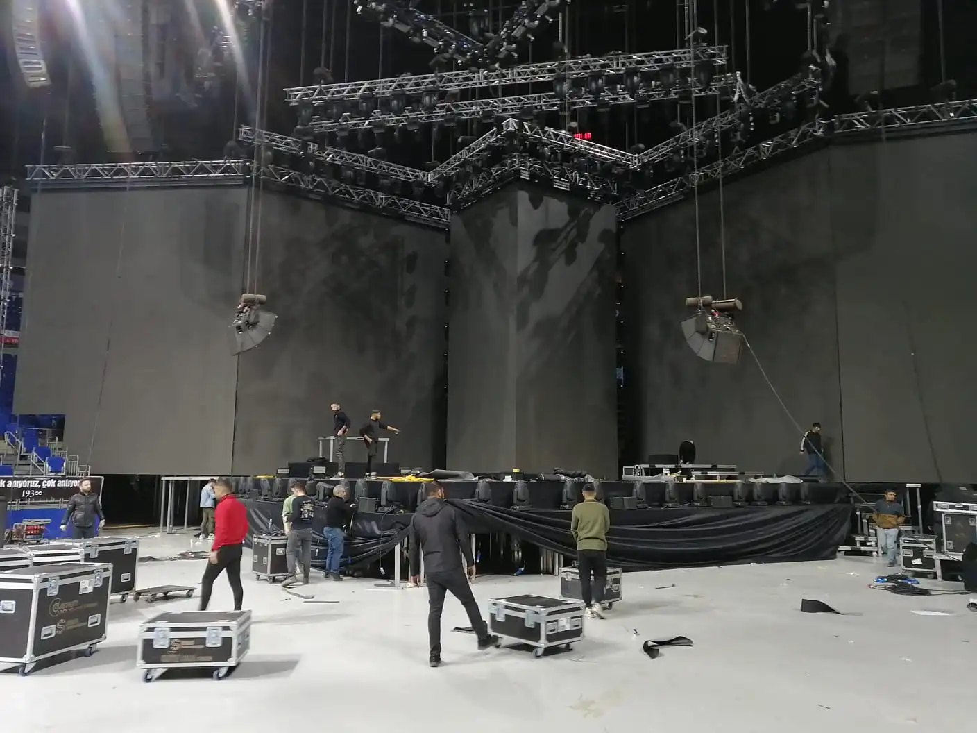 Outdoor gate truss entrance arch installation