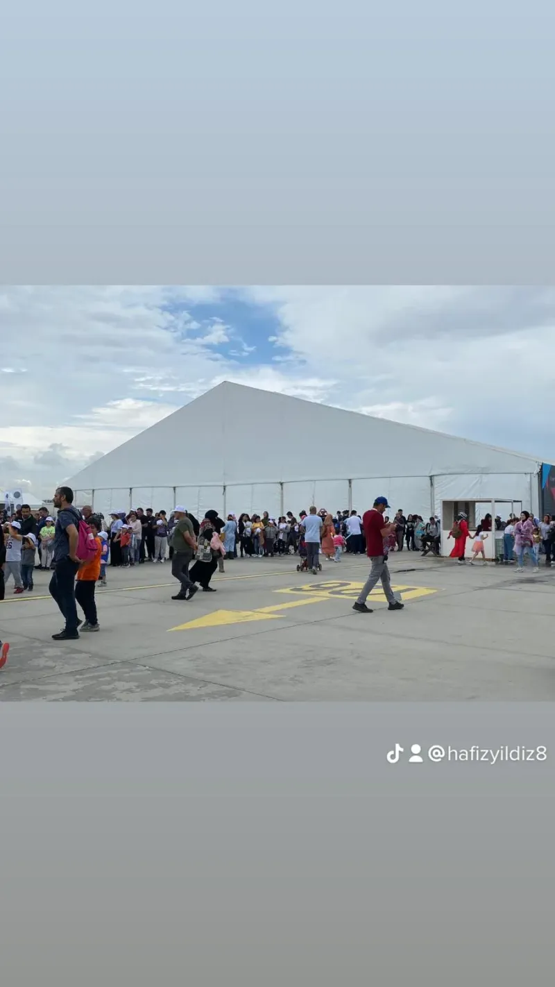 Büyük açıklıklı çadır kurulumu etkinlik alanı
