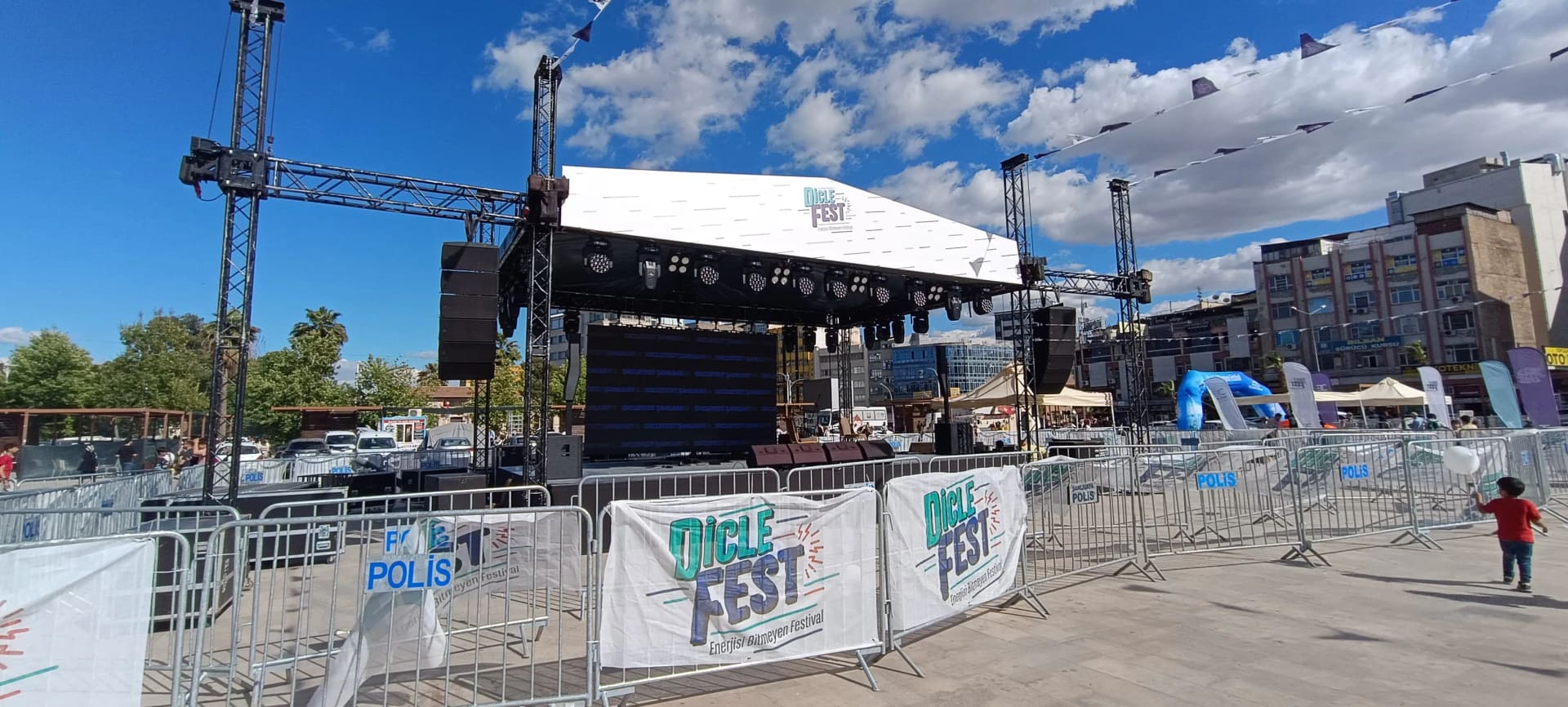 Dicle Fest açık hava sahnesinde truss, line-array, LED ekran ve ışık sistemleri