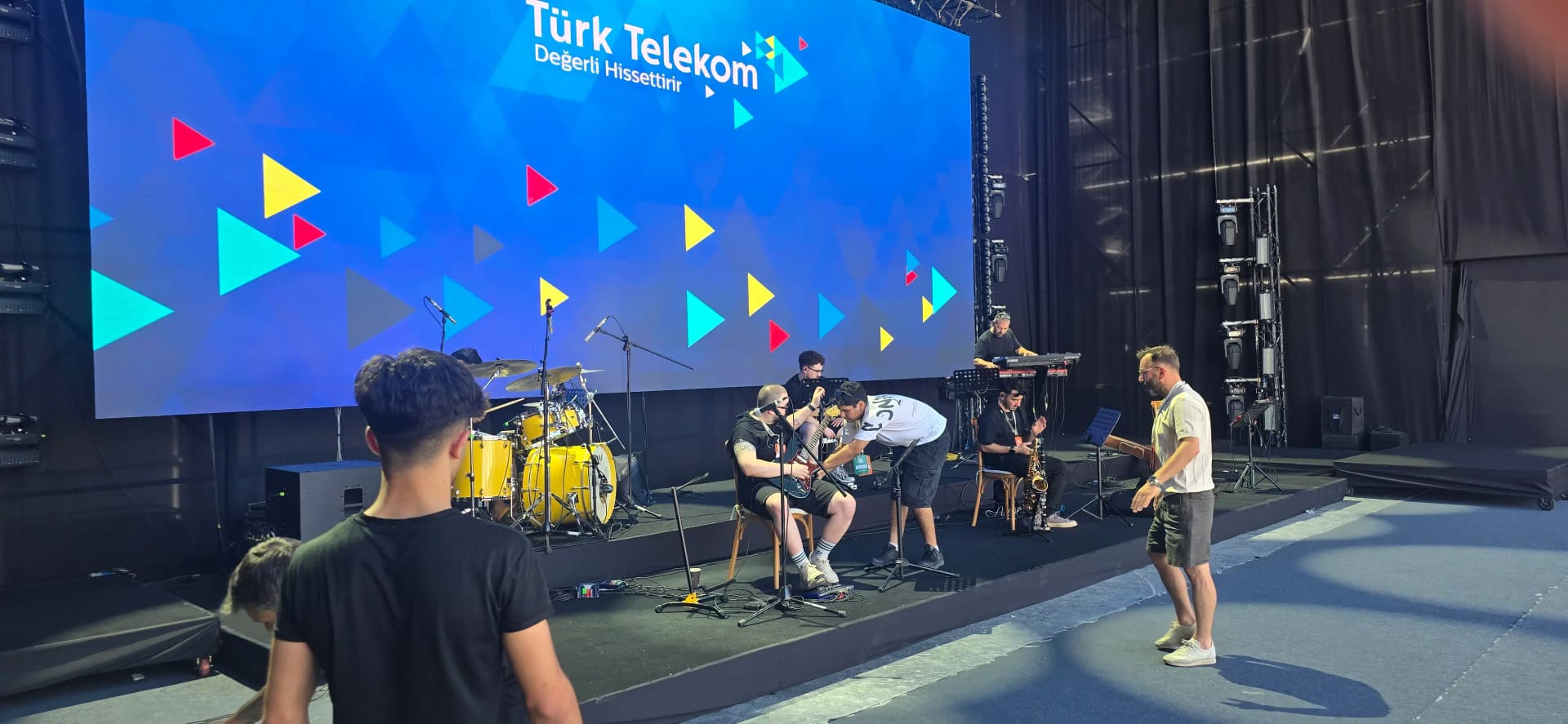 LED ekran, sahne podyumu, ışık ve enstrümanlarla teknik prova yapan ekip