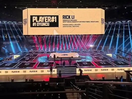 Profesyonel sahne kurulumu - Konser sahnesinde truss sistemleri, LED ekran ve ışık performansı