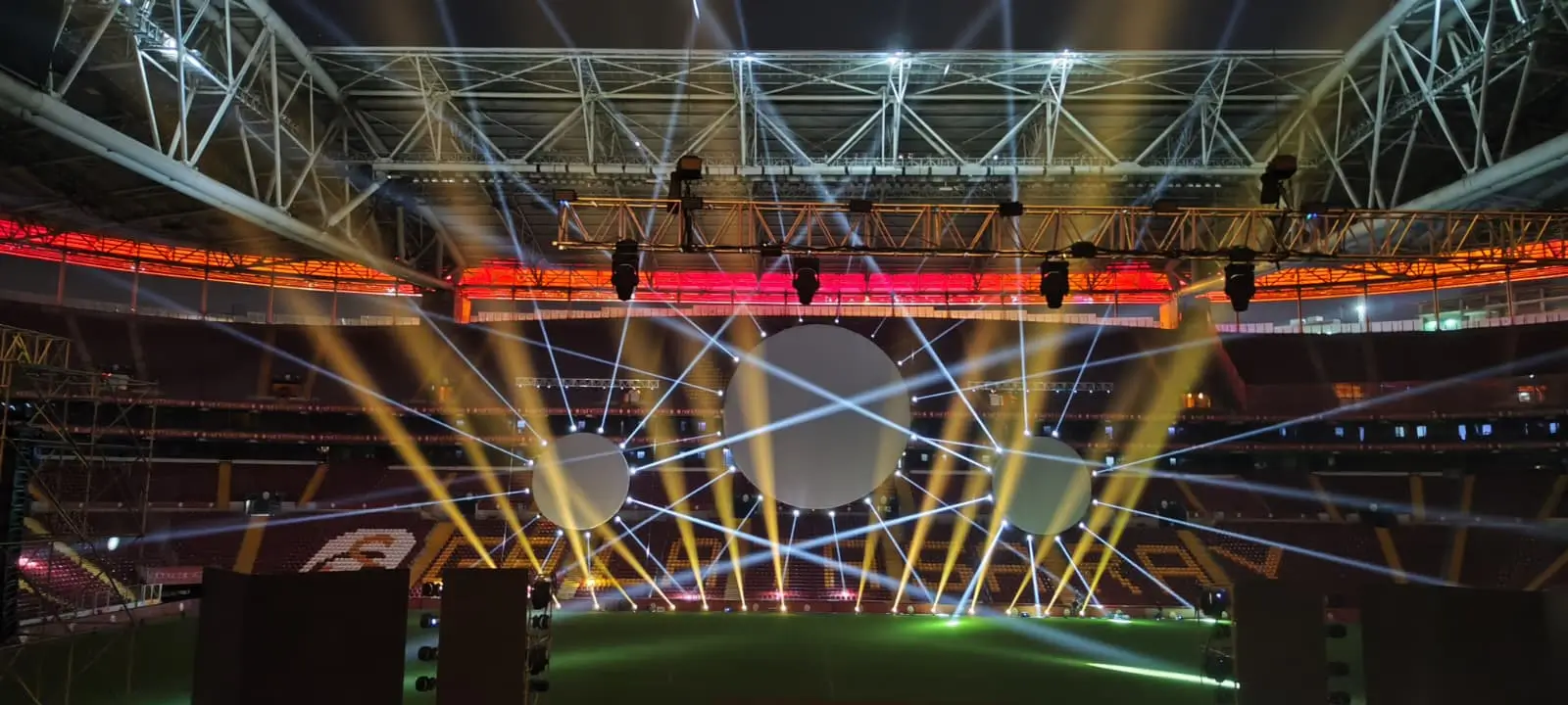 Profesyonel ses ve ışık sistemi kurulumu - Line array ses sistemi ve hareketli ışık başlıkları ile konser etkinliği