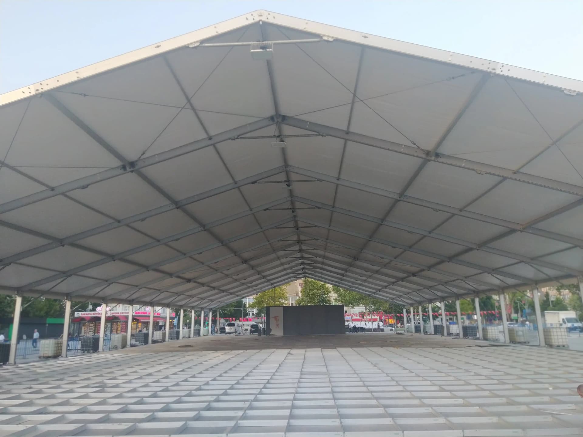 Şeffaf tavanlı düğün çadırı kurulumu