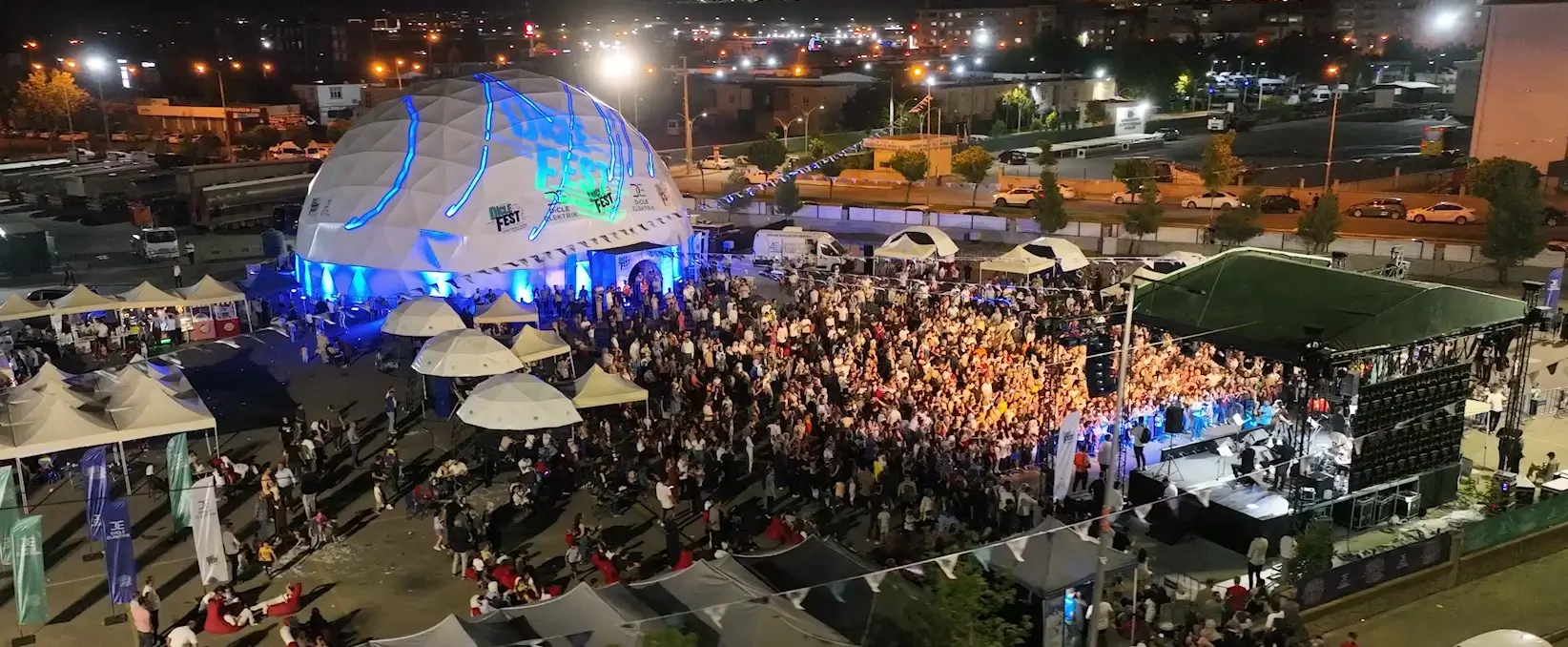 Gece ambiyansında dome çadır: dışarıdan fütüristik silüet