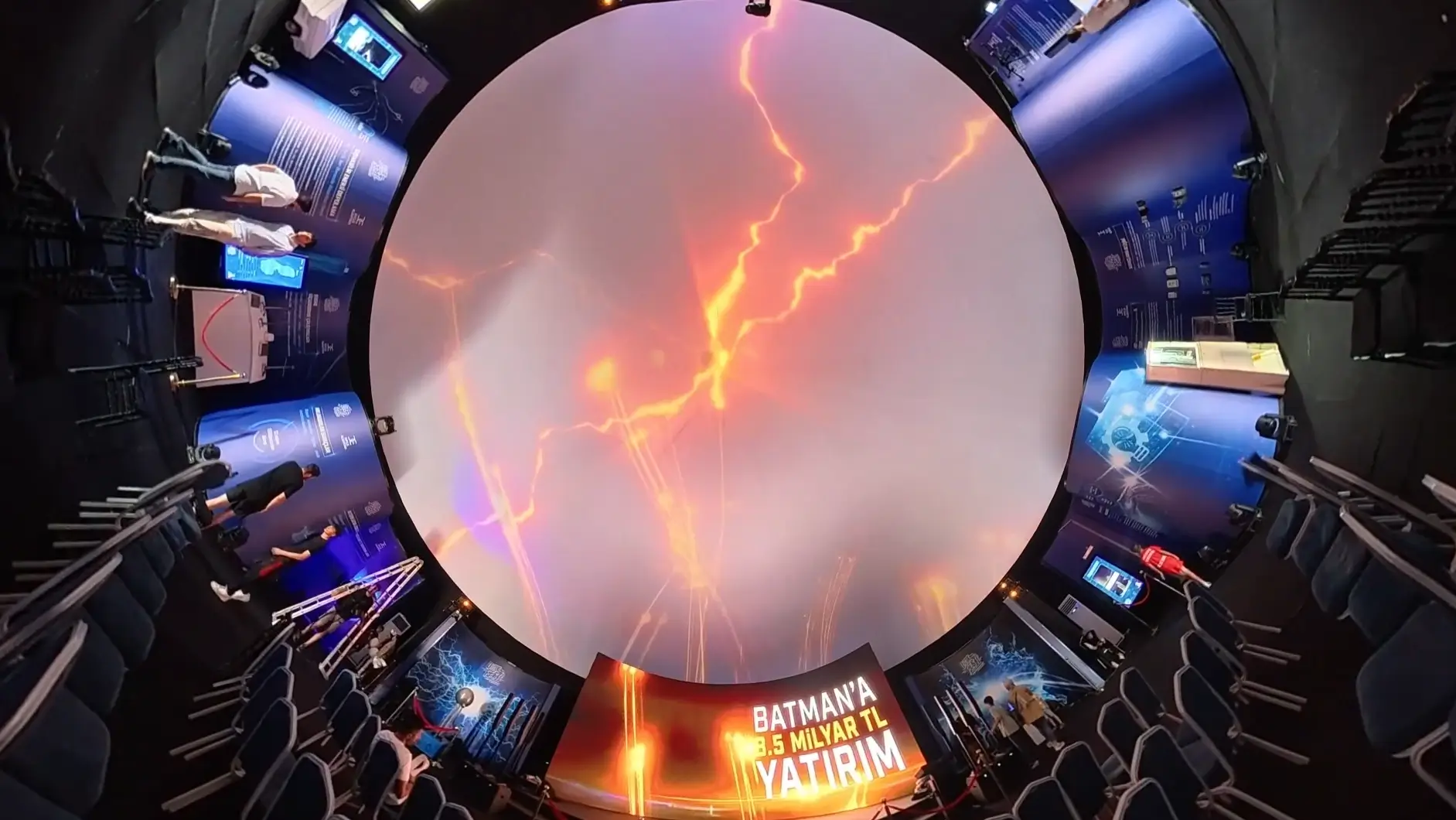 Projeksiyon mapping: kavisli yüzeyde warp ve edge blending ile hizalama