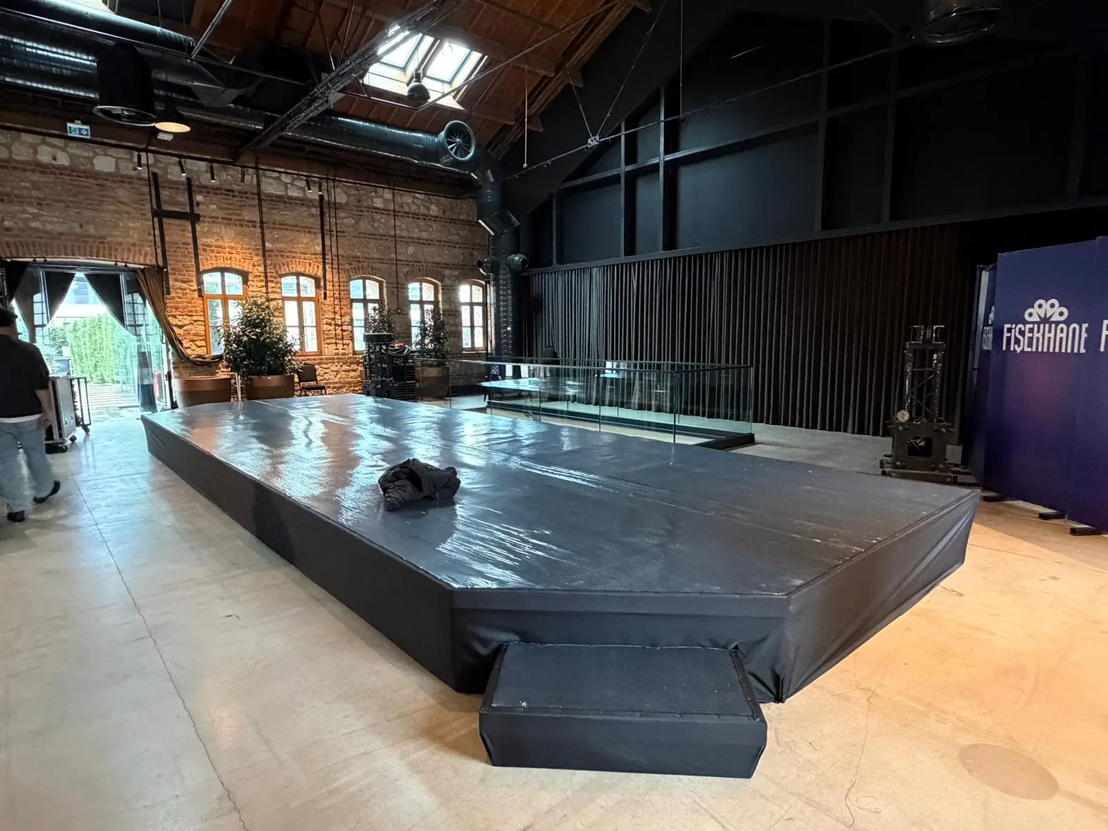 PUBG Mobile etkinliği öncesinde Fişekhane’de yapılan sahne ve podyum kurulumu